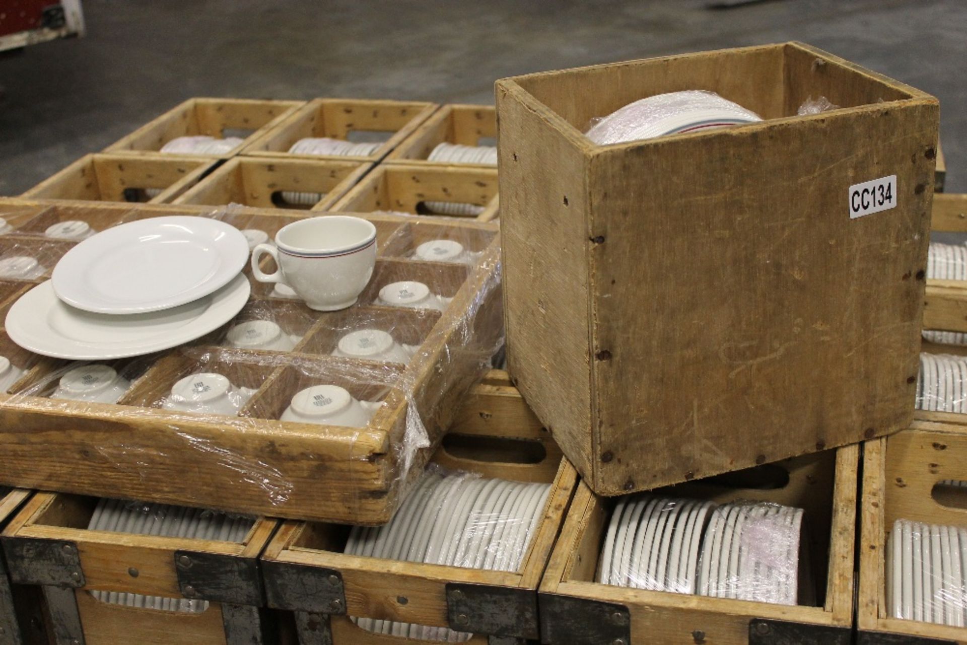 Large Pallet Quantity Mixed Crockery – in Wooden Travel CratesApproximately 450 Cups / Saucers / - Bild 2 aus 3