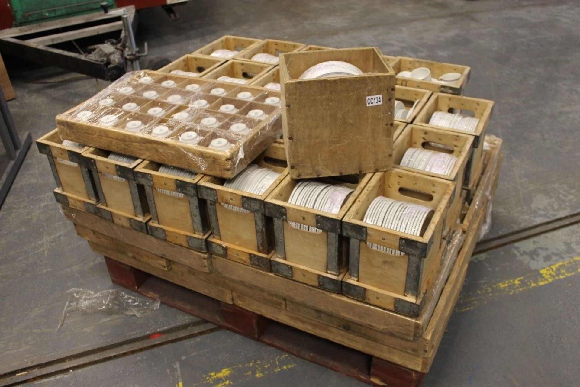 Large Pallet Quantity Mixed Crockery – in Wooden Travel CratesApproximately 450 Cups / Saucers / - Bild 3 aus 3