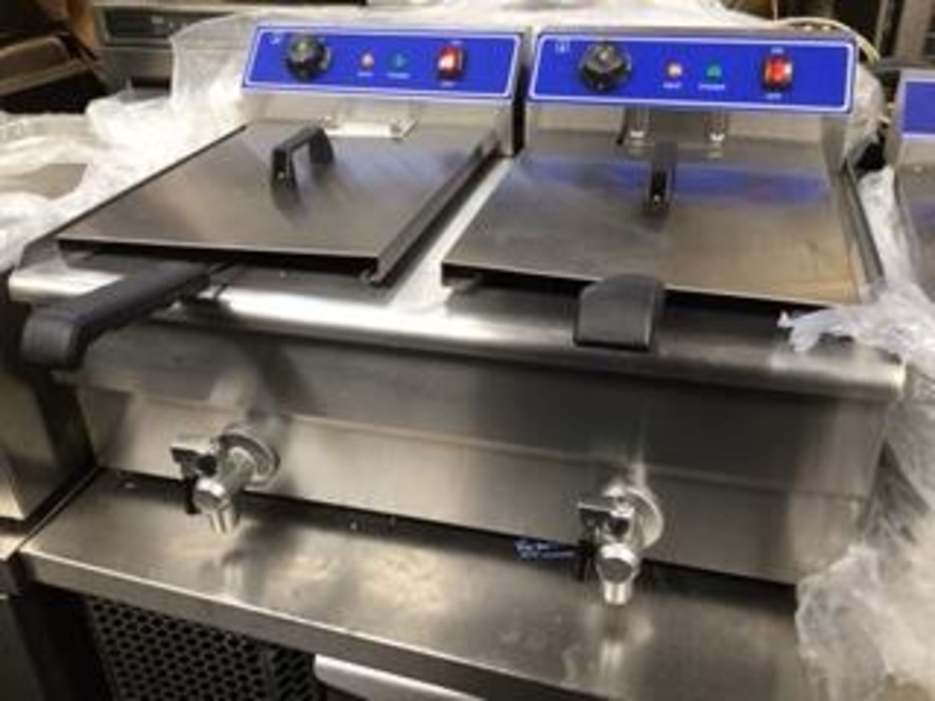 Large Capacity Double Electric Fryer with Drain Taps – New & Boxed   2 x13amp plugs – NO VAT