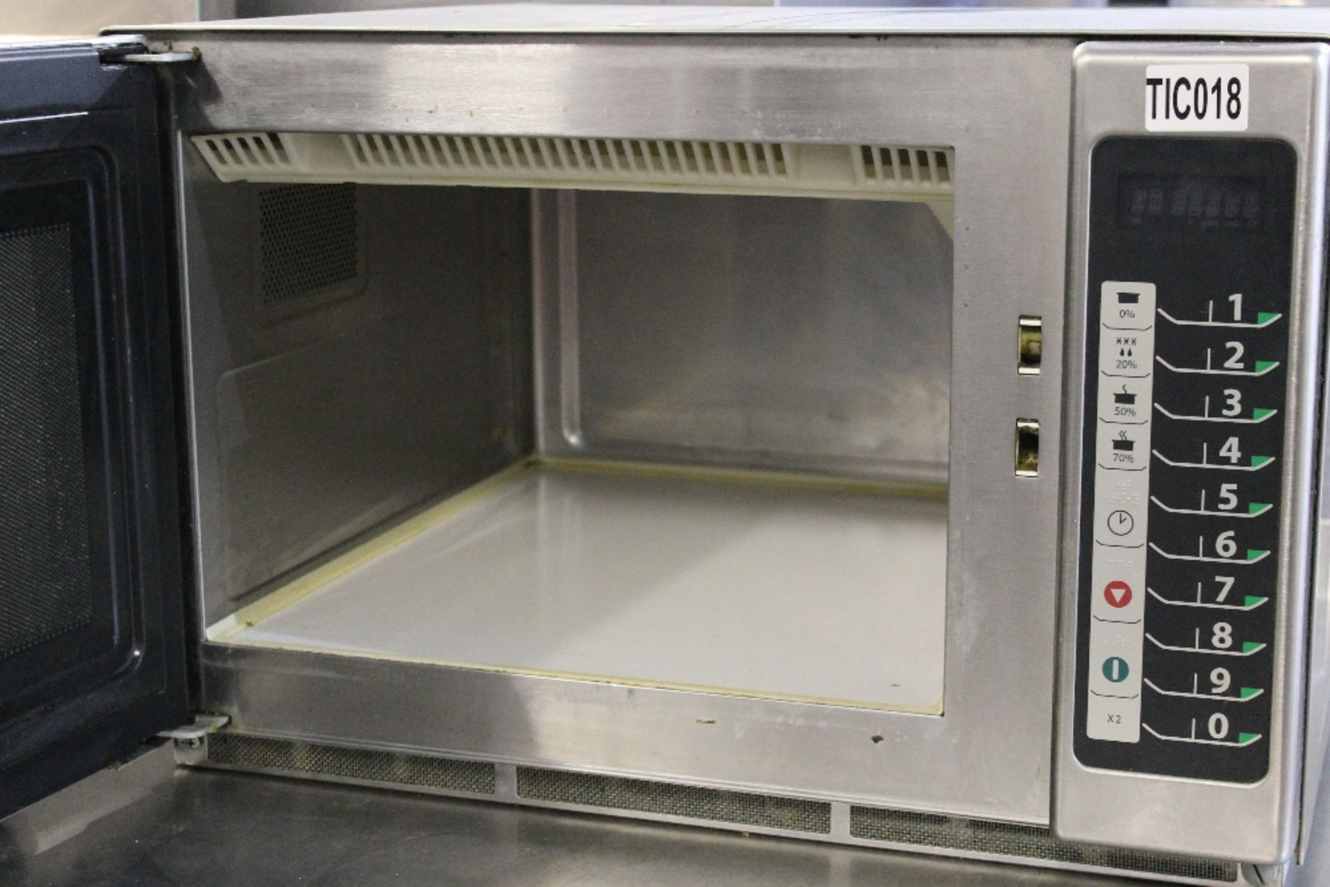 Menu master Commercial Microwave 1800 watts -RFS818TS - Image 3 of 3