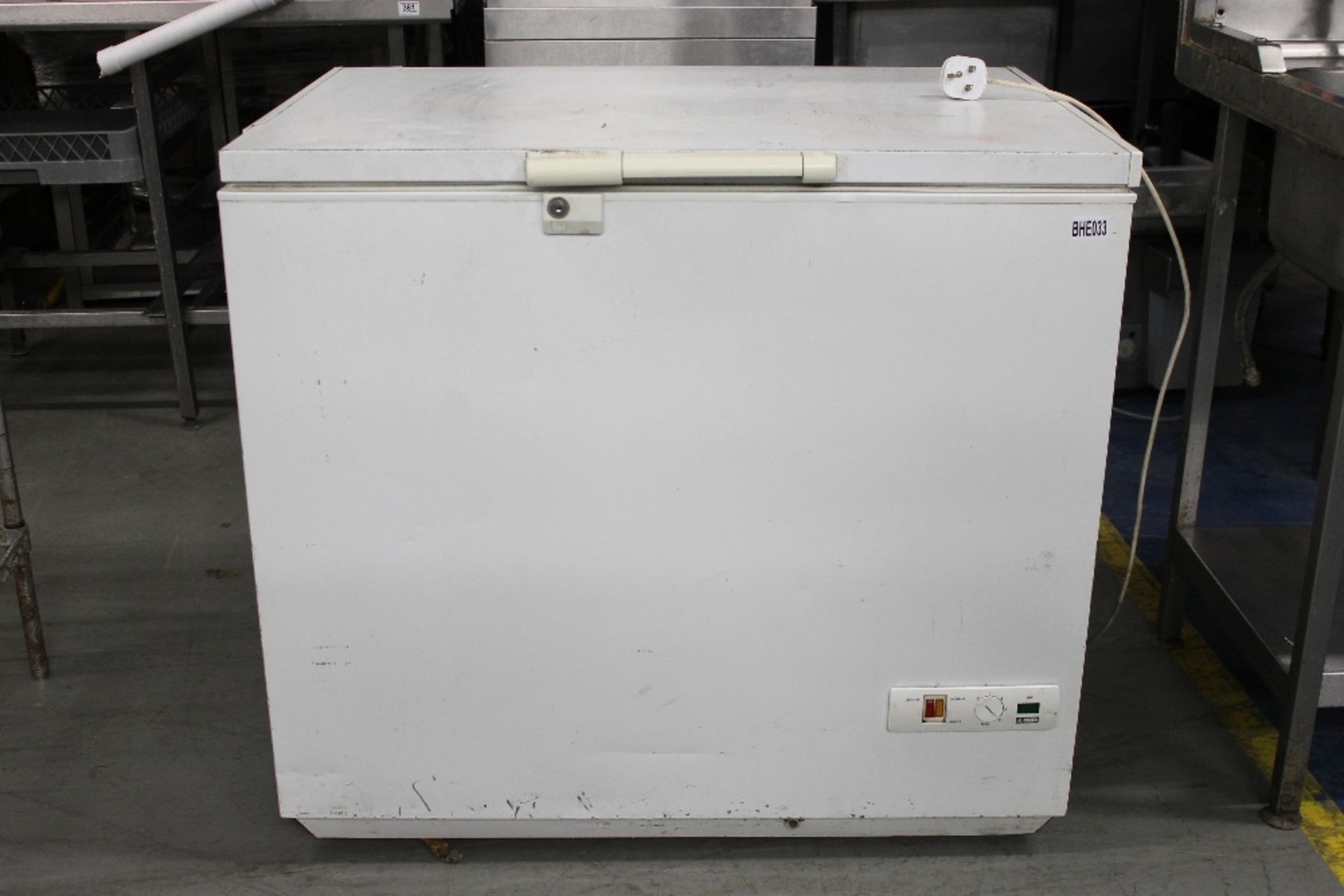 Frigidaire 3ft Small White Chest Freezer – NO VAT