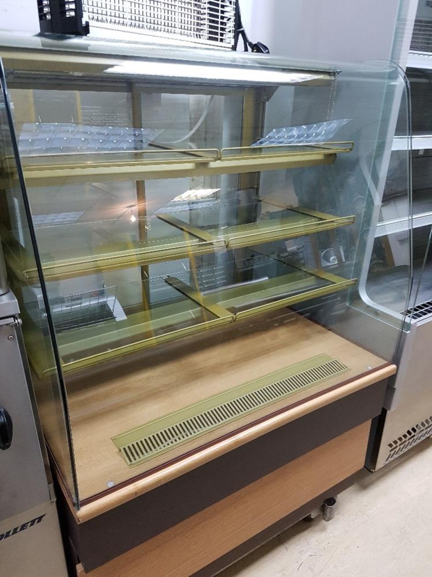 Refrigerated Patisserie Cabinet -W970mm x H1350mm x D750mm Curved Glass – Three Glass Shelves-