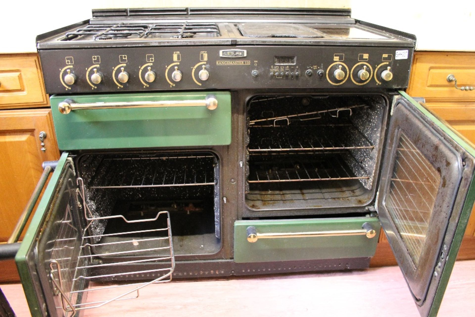 Leisure Range Master Cooking Range – 4 Gas Burners + Hot Plate -Grill & Double Oven + Extraction - Image 4 of 5