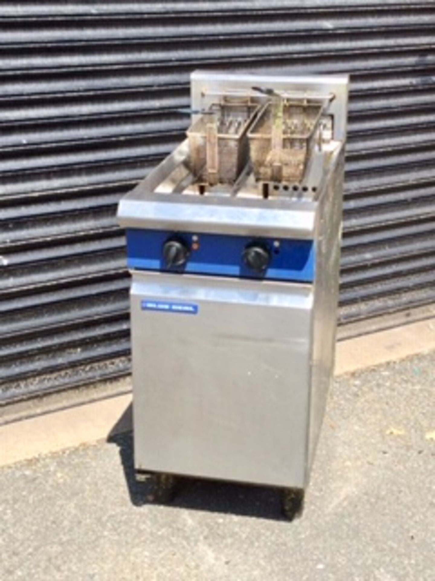 Blue Seal Twin Tank Electric Fryer – 3ph- 2 Baskets – NO VAT - Image 2 of 2