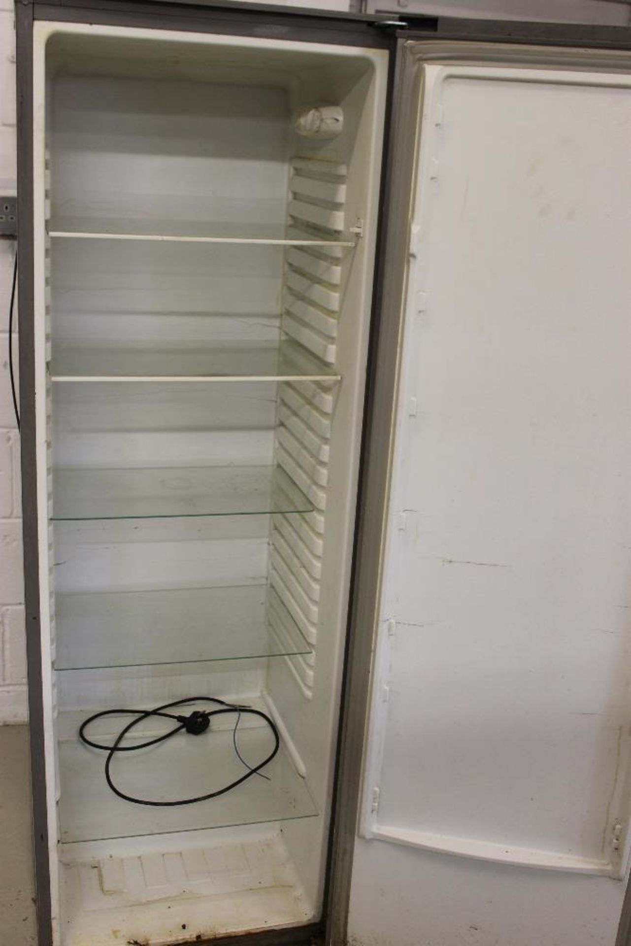 Logik Catering Fridge – 5 Shelves - Image 2 of 3