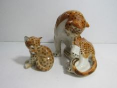 China leopard & cub figurines. Estimate £10-20.