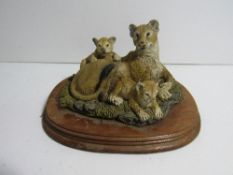 Leonardo Collection lioness & cub. Estimate £5-10.