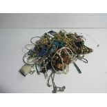 Bag of costume jewellery. Estimate £10-20.