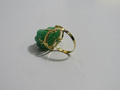 14ct gold & jade ring (tested). Estimate £35-45. - Image 2 of 2
