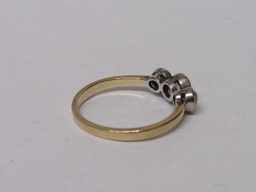 18ct gold & platinum ring with large central diamond flanked by 2 smaller diamonds, size T, weight - Image 2 of 2
