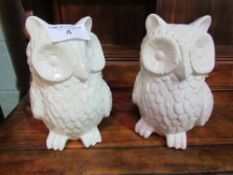 2 white ceramic owls, approx 25cm high. Estimate £5-10.