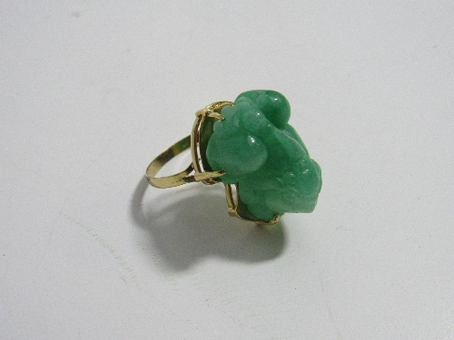 14ct gold & jade ring (tested). Estimate £35-45.