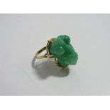 14ct gold & jade ring (tested). Estimate £35-45.
