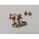 9ct gold brooch a/f, and 4 pairs of 9ct gold earrings