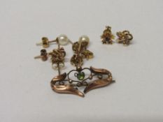 9ct gold brooch a/f, and 4 pairs of 9ct gold earrings
