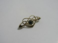 Art Nouveau 15ct yellow gold brooch. Estimate £20-30.