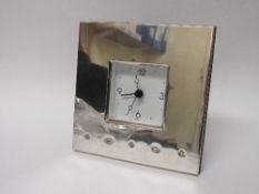 Sterling silver framed desk clock. Estimate £20-30.