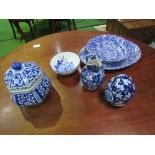 Collection of blue & white ceramic ware. Estimate £20-30.