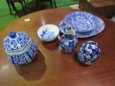 Collection of blue & white ceramic ware. Estimate £20-30.