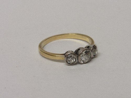 18ct gold & platinum ring with large central diamond flanked by 2 smaller diamonds, size T, weight