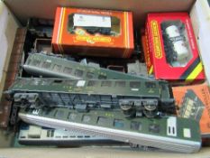 Quantity of OO gauge carriages & wagons. Estimate £20-30.