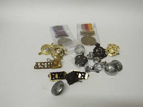 Qty of military medals, cap badges & buttons. Estimate £10-20.