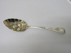 Georgian silver gilt berry spoon, London 1807, 2.0ozt. Estimate £20-30.