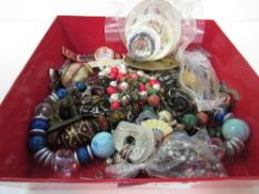 Tray of costume jewellery & watches. Estimate £10-20.