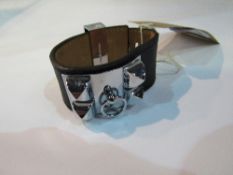 Hermes-style black crocodile collier de chine CDC bracelet. Estimate £10-20.