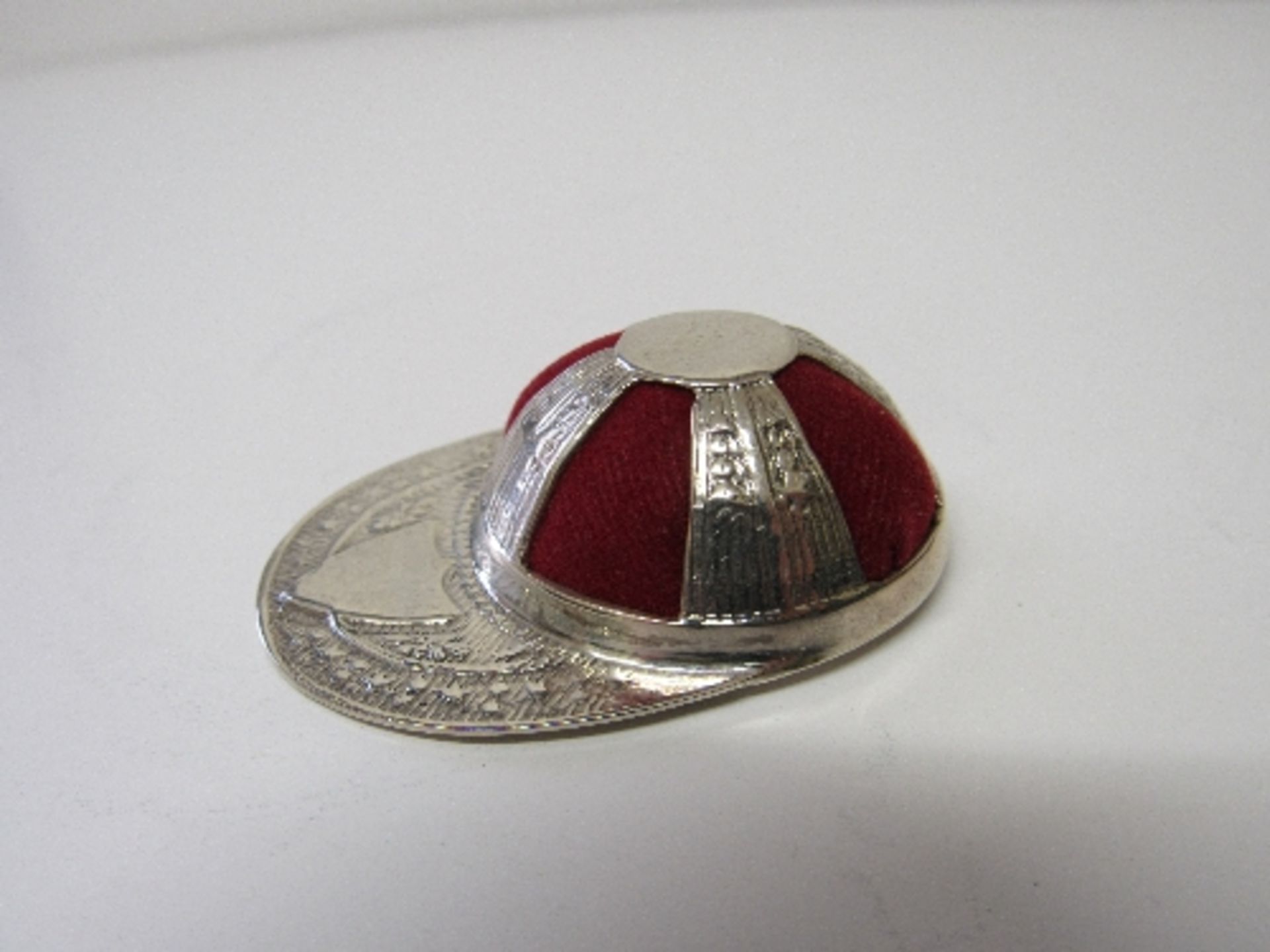 925 sterling silver jockey's cap pin cushion. Estimate £30-40. - Image 2 of 2