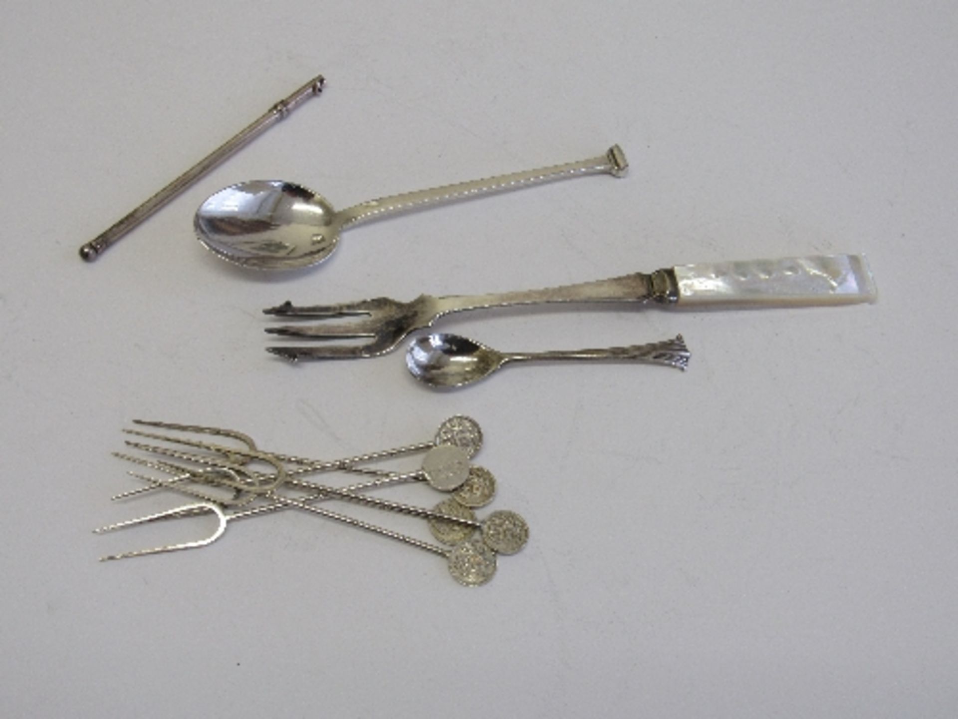 Silver swizzle stick, Birmingham 1936 in original box, silver teaspoon, Sheffield 1938, silver