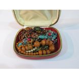 Qty of costume jewellery in a box. Estimate £10-20.