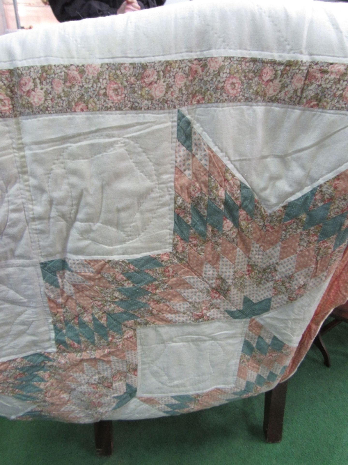 Double patchwork quilt & a qty of table linen