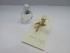 Swarovksi scent bottle & tulip gold & crystal brooch. Estimate £20-30.