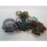 Bag of costume jewellery. Estimate £10-20.