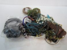 Bag of costume jewellery. Estimate £10-20.