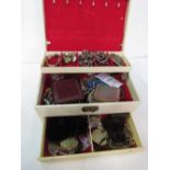 Jewellery box & contents. Estimate £20-30.