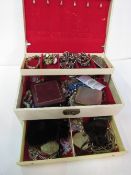 Jewellery box & contents. Estimate £20-30.