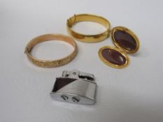 Ronson cigarette lighter, 2x 9ct gold plated bangles & a gold coloured pendant