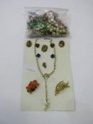 Qty of costume jewellery. Estimate £5-10.