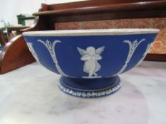 Wedgwood bowl chamber pot & 2 plates. Estimate £20-30.