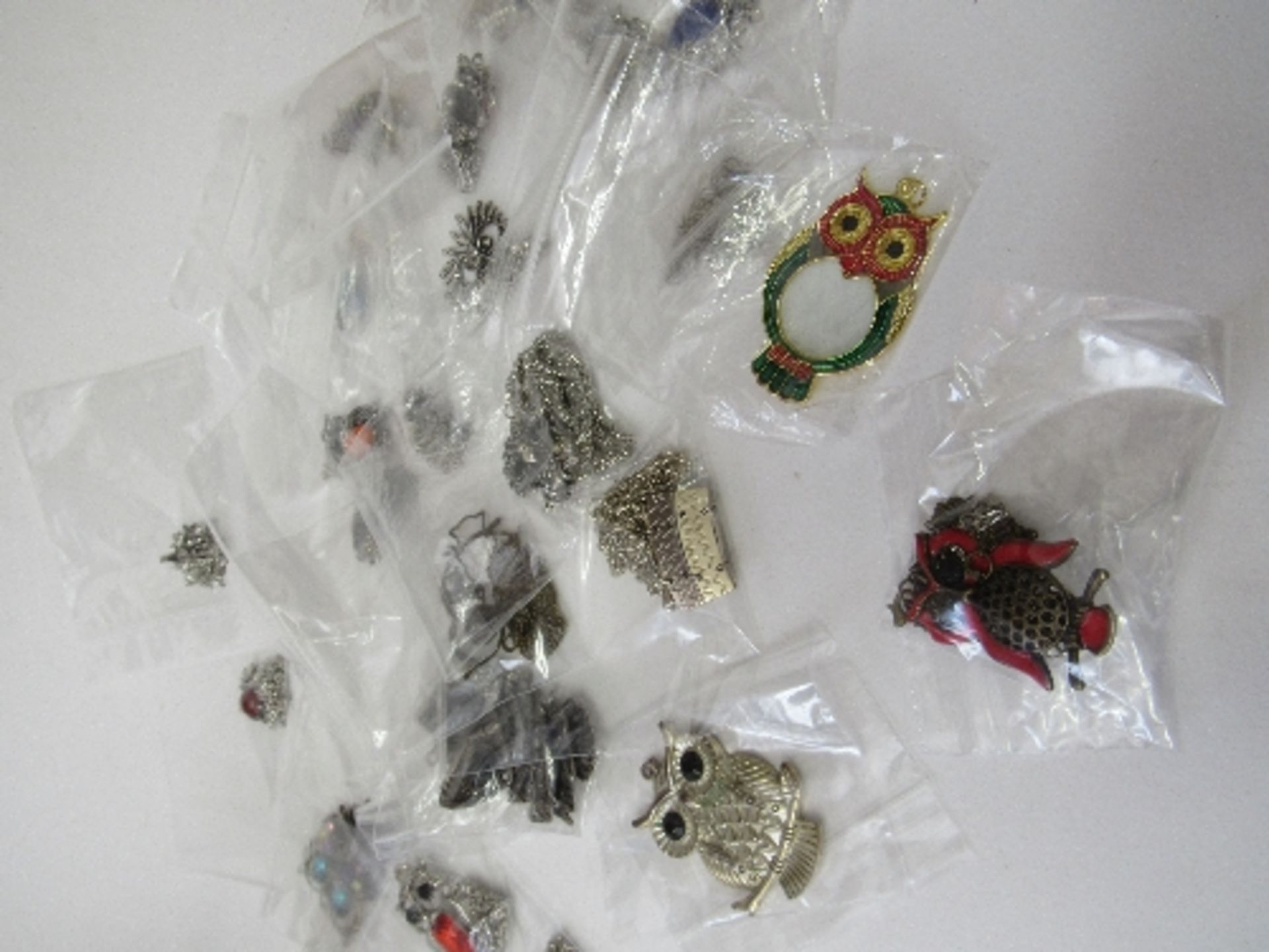 Collection of owl design costume jewellery. Estimate £10-15.