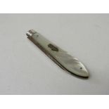 Large sterling silver & mother of pearl fruit knife, George V, Sheffield, 1915. Estimate £20-30.