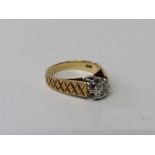 18ct gold solitaire diamond with patterned shoulder ring, size J, wt 4.4gms. Estimate £100-120