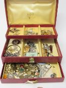 Jewellery box & contents. Estimate £10-20.