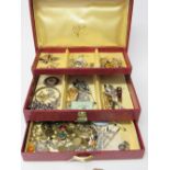 Jewellery box & contents. Estimate £10-20.