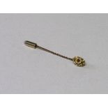 18ct gold & amethyst stick pin, 5 1/2 cms long. Estimate £20-30.
