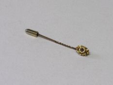 18ct gold & amethyst stick pin, 5 1/2 cms long. Estimate £20-30.