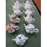 11 reproduction miniature teapots. Estimate £10-20.