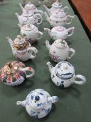 11 reproduction miniature teapots. Estimate £10-20.